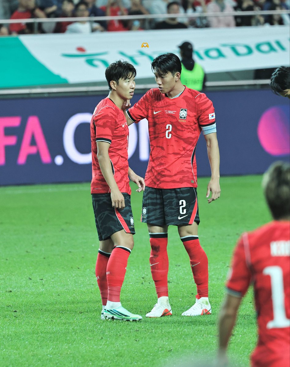 sonny_nos7's tweet photo. 후반전 시작하기 전,
한범이가 흥민이 목에 상처 봐주는 중 ㅠㅠ https://t.co/fQTF32z3pK