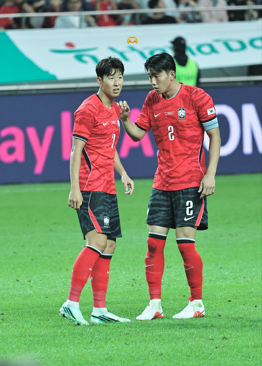 sonny_nos7's tweet photo. 후반전 시작하기 전,
한범이가 흥민이 목에 상처 봐주는 중 ㅠㅠ https://t.co/fQTF32z3pK