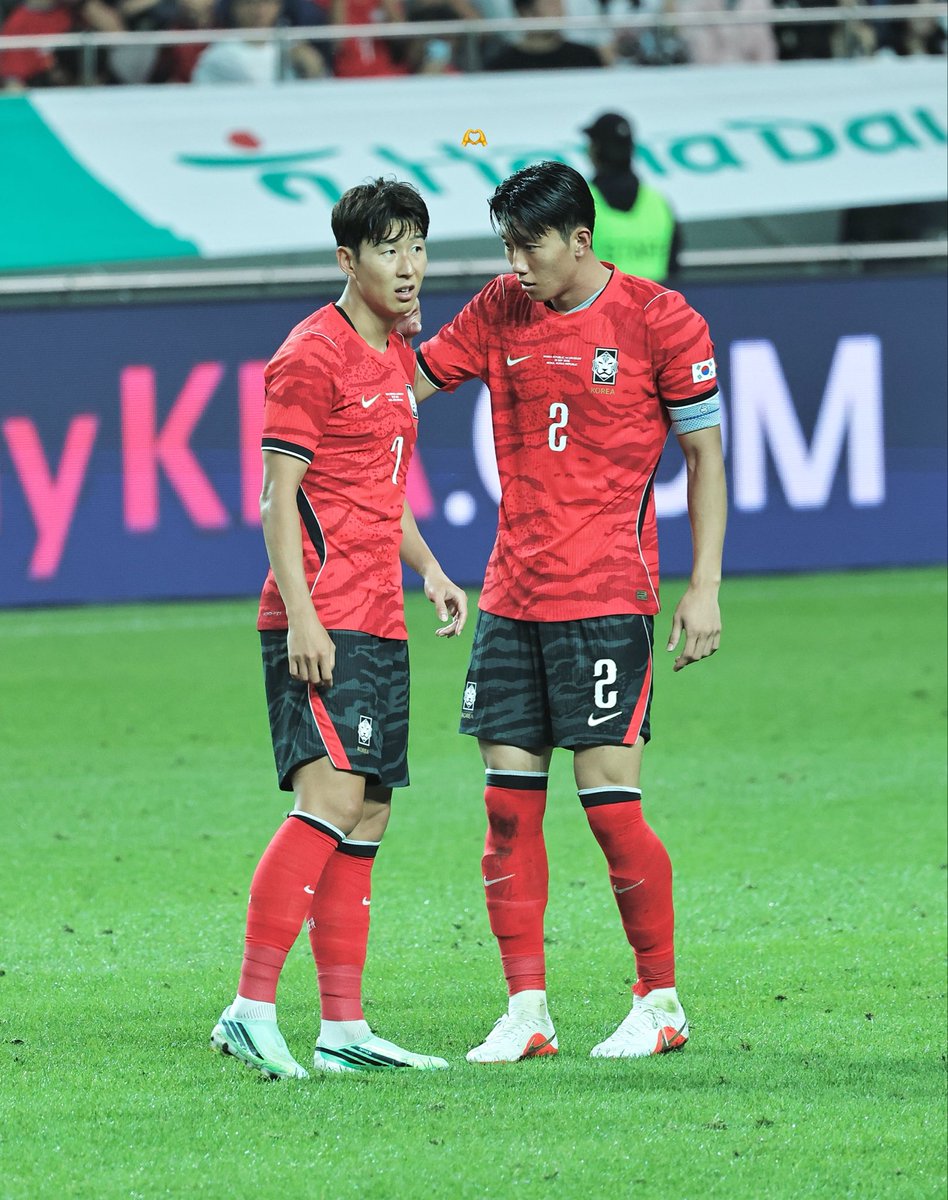 sonny_nos7's tweet photo. 후반전 시작하기 전,
한범이가 흥민이 목에 상처 봐주는 중 ㅠㅠ https://t.co/fQTF32z3pK