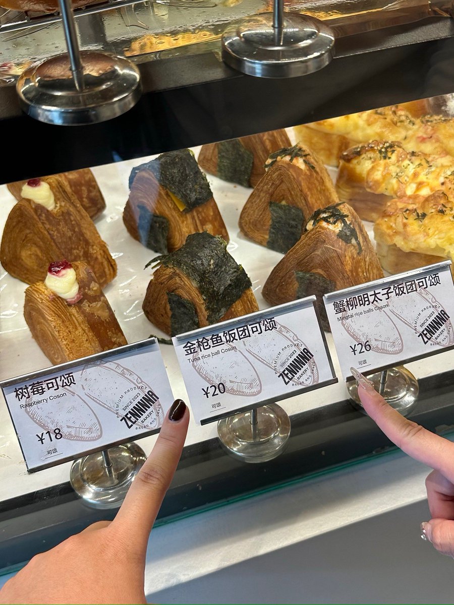 RozellaMacmuv's tweet photo. Hoy fuimos a la panadería y nos robamos un croissant para compartir, el corazón más dulce es el que se come juntos https://t.co/w2BtJOTnmi