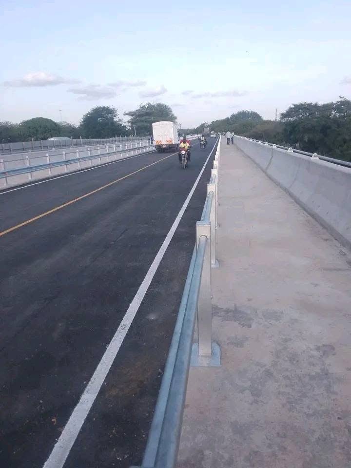 Roads_KE's tweet photo. Garissa County: The new 150-metre Garissa–Tana River Bridge along the Ukasi–Garissa–Modika (A3) Road has been completed.

The improved crossing will enhance road safety, particularly during the El Niño and rainy season.

#SeamlessConnectivity | #BeyondTheHighway | 
@TransportKE https://t.co/XNljVhhtpL