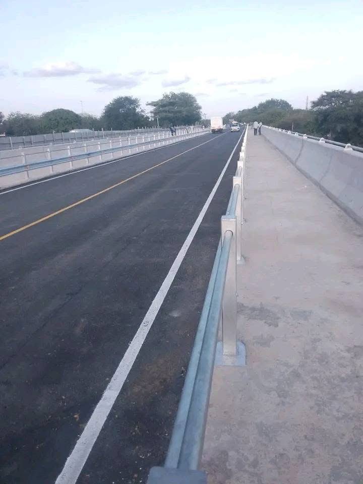 Roads_KE's tweet photo. Garissa County: The new 150-metre Garissa–Tana River Bridge along the Ukasi–Garissa–Modika (A3) Road has been completed.

The improved crossing will enhance road safety, particularly during the El Niño and rainy season.

#SeamlessConnectivity | #BeyondTheHighway | 
@TransportKE https://t.co/XNljVhhtpL