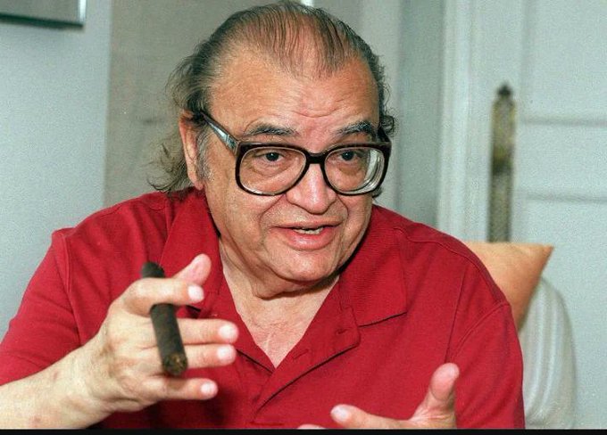 Rainmaker1973's tweet photo. Fun fact.

Mario Puzo, author of The Godfather, had no screenwriting experience. 

After winning two Oscars, he bought a screenwriting book to learn how, which recommended 'Study The Godfather'. https://t.co/Ckl92psu03