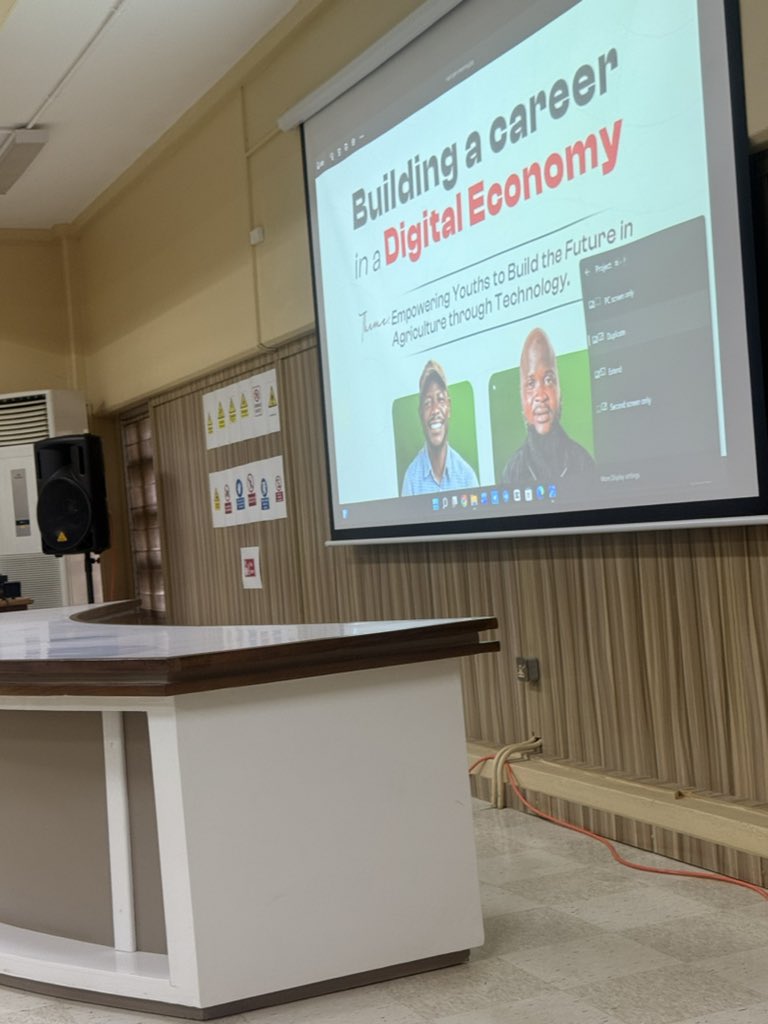 ibrahimofhalal's tweet photo. A few days ago, I had the privilege of speaking at the IITA about Building a career in digital economy. 

I have lived in Ibadan for over 3 decades, yet, I had never taken the time to properly visit @IITA_CGIAR .  Spoke about how @usetradestack ships from China with just 30%. https://t.co/RIyo4sRjcW