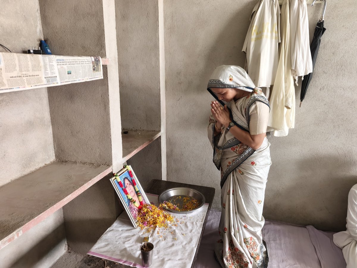 IncSanjanajatav's tweet photo. मेरे संसदीय क्षेत्र के गांव सहाड़ी में स्वर्गीय श्रीमती लच्छू देवी जी एवं गांव गुंडवास में स्वर्गीय श्रीमती कौशल्या देवी जी के शोक बैठक में शामिल होकर शोक संतप्त परिजनों से मिलकर शोक संवेदनाएं व्यक्त कर ढांढस बंधाया और श्रद्धाजंलि अर्पित की। https://t.co/CGPJntM6Ta