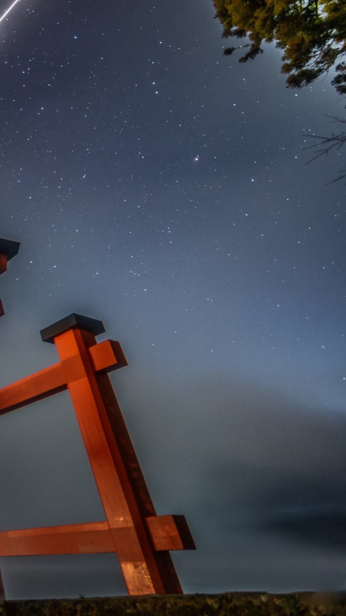 kstj1973's tweet photo. 箱根神社に流れたどデカい流れ星💫 https://t.co/qt7QFpKTPm