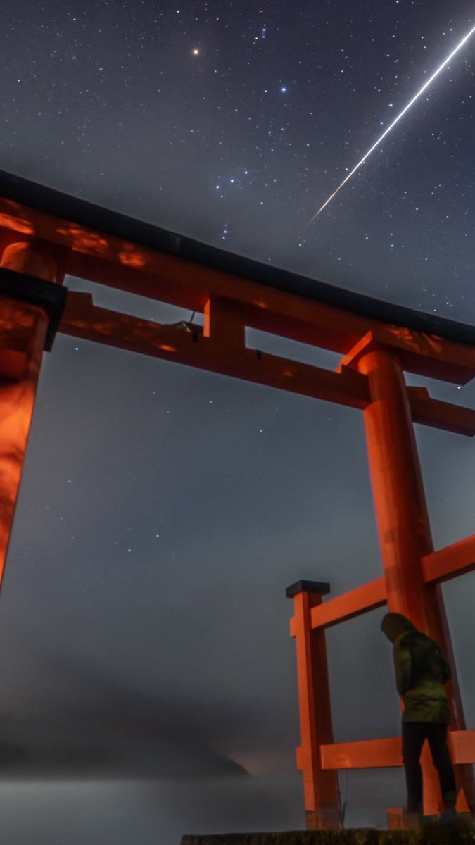 kstj1973's tweet photo. 箱根神社に流れたどデカい流れ星💫 https://t.co/qt7QFpKTPm