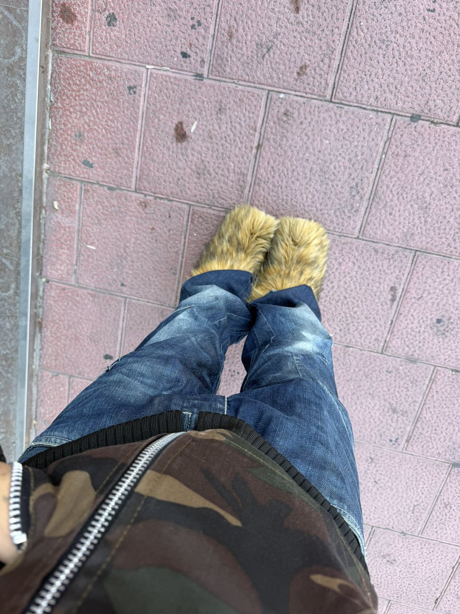 prettyytearss's tweet photo. Ya tocó sacar las botas de pelo https://t.co/TSHCkJ1u8f