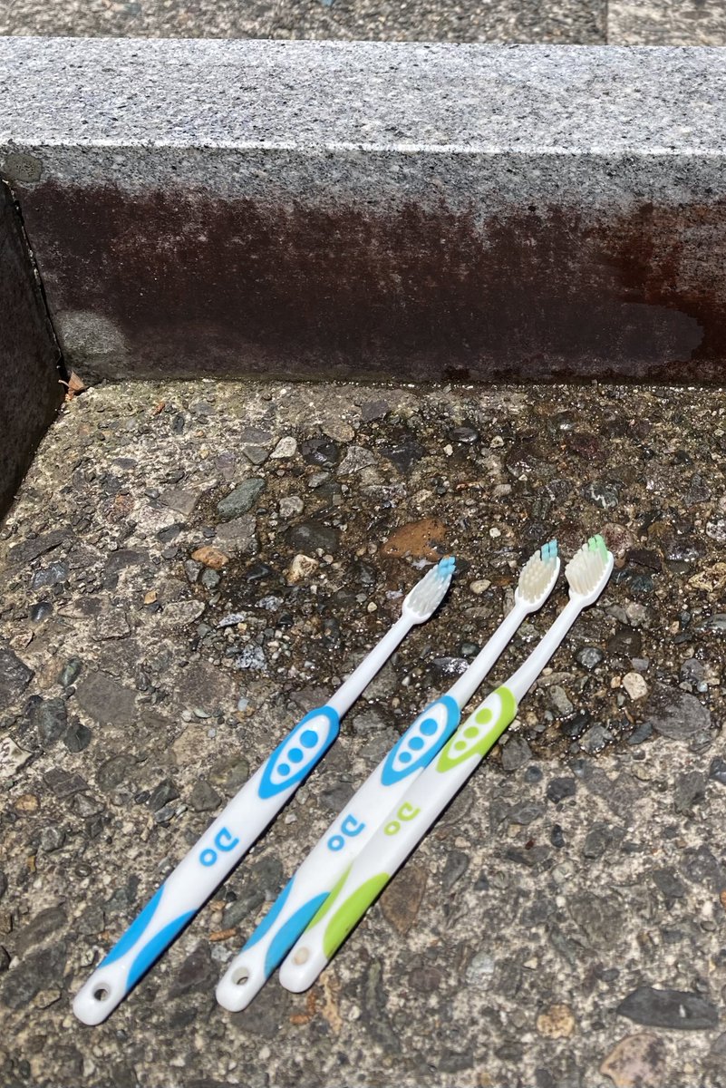 spicyaqua's tweet photo. お墓の赤サビ、オスバンsを使用したbefore afterです。
コゲ落としスポンジは100均。
赤サビでお困りの方、是非！
#墓掃除 https://t.co/kpbxBcWfvn