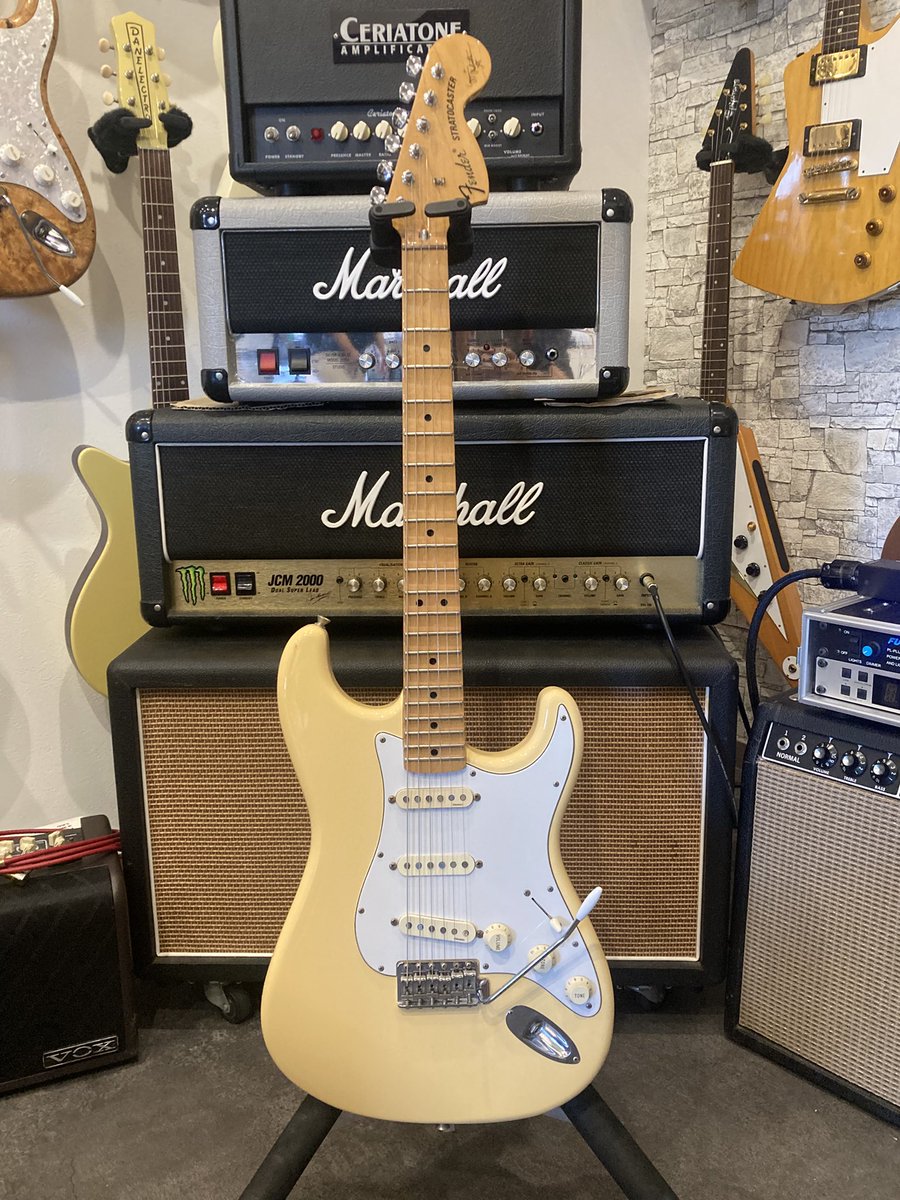 B13Guitars's tweet photo. Fender Japan ST71-140YM 1999-2002が入荷致しました。

王者の愛称で知られるイングヴェイ・マルムスティーンシグネチャーモデル。
フロント＆リアピックアップに「Dimarzio YJM」を搭載し、スキャロップ加工が施された指板が特徴的なモデルです。 https://t.co/SYkoUXHntt