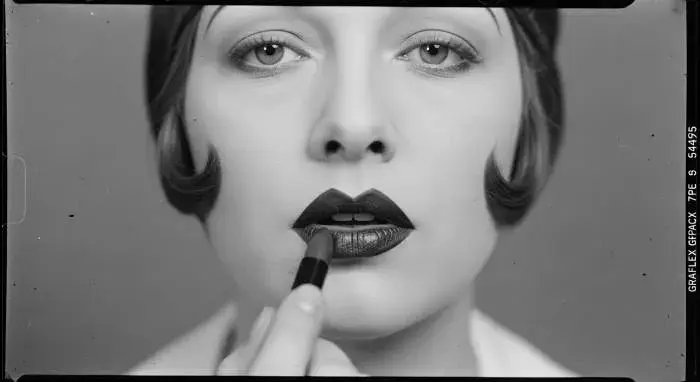 Seninleydim's tweet photo. How a tiny, dark 'Cupid's Bow' lip painted by flappers became a weapon of cultural revolution in the 1920s. #VintageFashion #FashionHistory #RoaringTwenties #FlapperStyle #DaniilMedvedev https://t.co/8yK2DonYv9 https://t.co/boCU2jDolJ