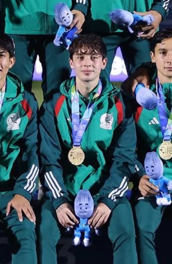 Sho0yx's tweet photo. pienso en este dan mientras leo esto, ☹️💧😭💧🥺😭💧🥺☹️🥺💧💧💧 https://t.co/kEb4uv5kHv