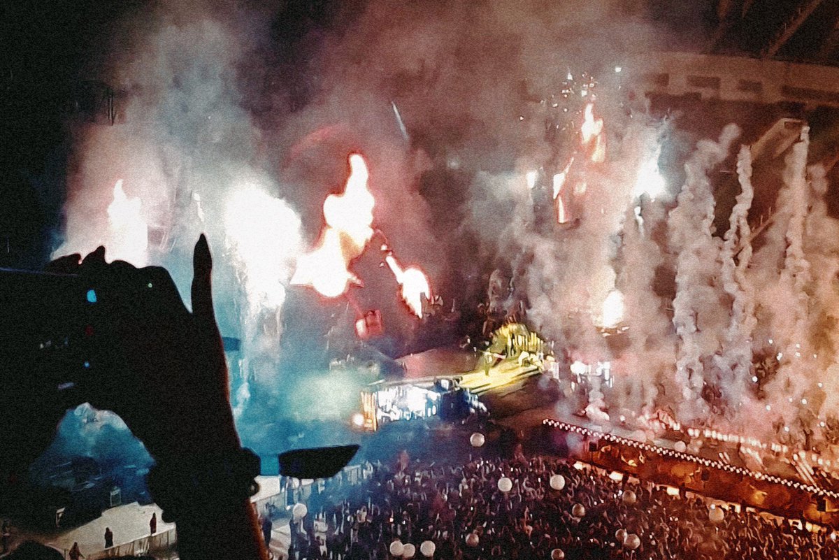 mooncrybebe's tweet photo. jakarta, 27.09.2026
thank you the weeknd 🤍✨️

#AfterHoursTilDawnStadiumTour
#AsiaFinalLeg
#TheWeeknd https://t.co/DnRac49gus