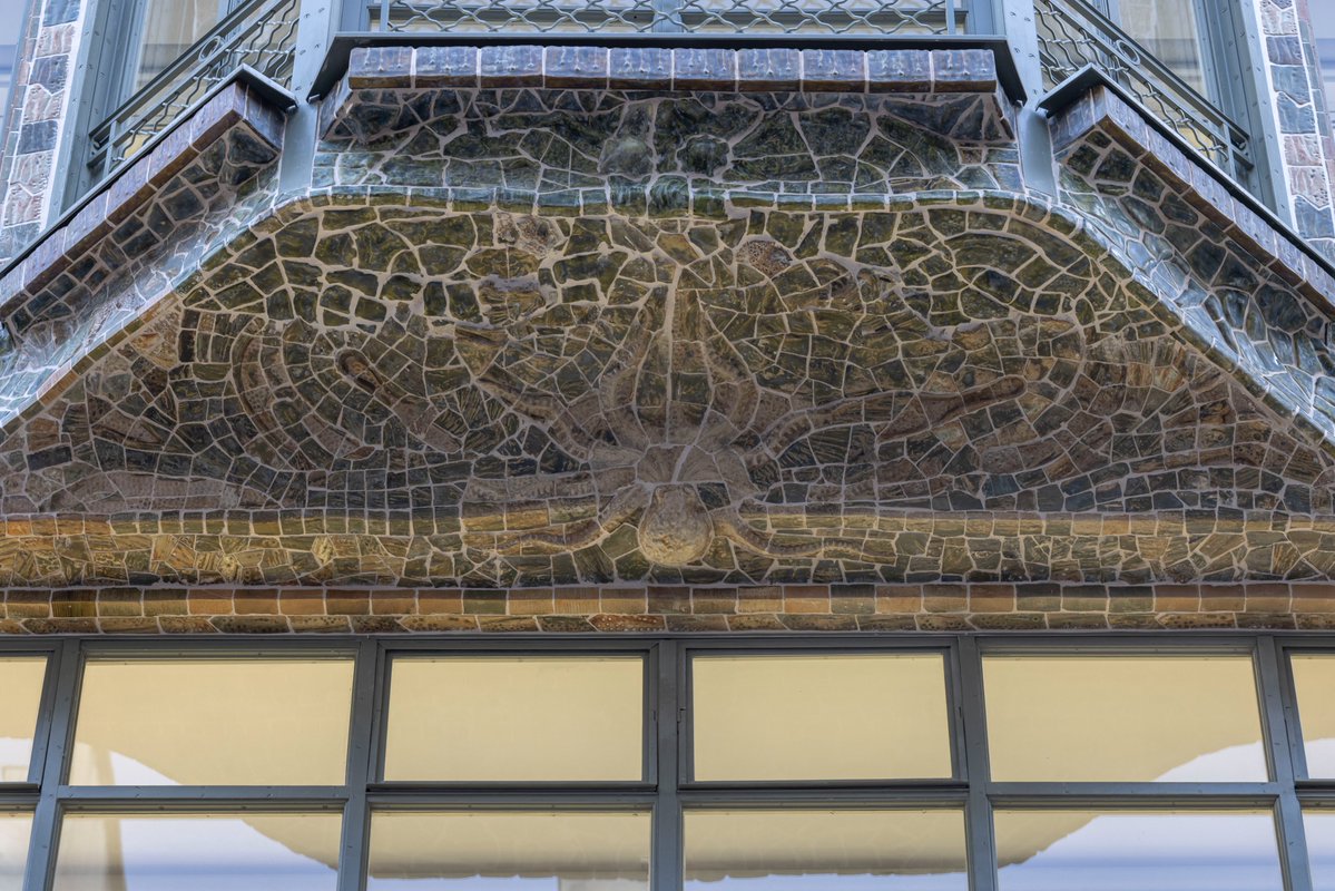 arthurweidmann1's tweet photo. Le 6 rue de Hanovre à #Paris2, récemment rénové. L'immeuble de bureaux, de style Art Nouveau, se démarque par sa riche ornementation en céramique sur le thème de la vie marine.

Archi : François-Adolphe Bocage https://t.co/3UkijsD7uJ