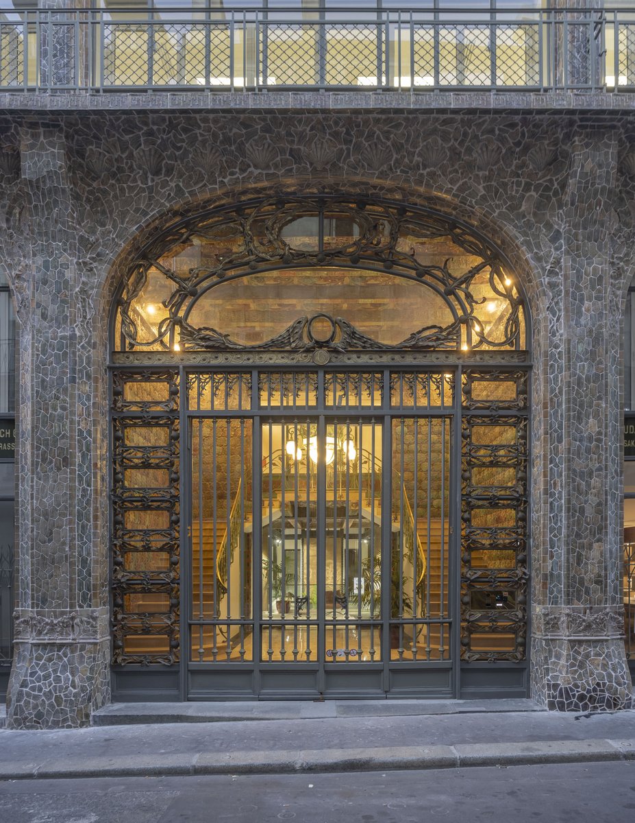 arthurweidmann1's tweet photo. Le 6 rue de Hanovre à #Paris2, récemment rénové. L'immeuble de bureaux, de style Art Nouveau, se démarque par sa riche ornementation en céramique sur le thème de la vie marine.

Archi : François-Adolphe Bocage https://t.co/3UkijsD7uJ