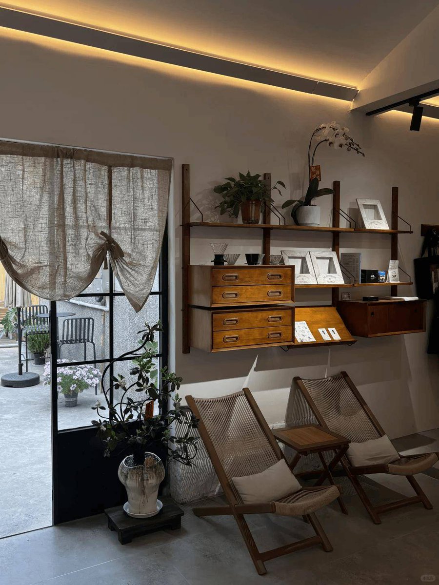 Adinugr04303198's tweet photo. [Whoa! The cozy "Oujidun" café corner in the sun, perfect for sipping and unwinding after a busy week!]， https://t.co/lk6VBg5KRs