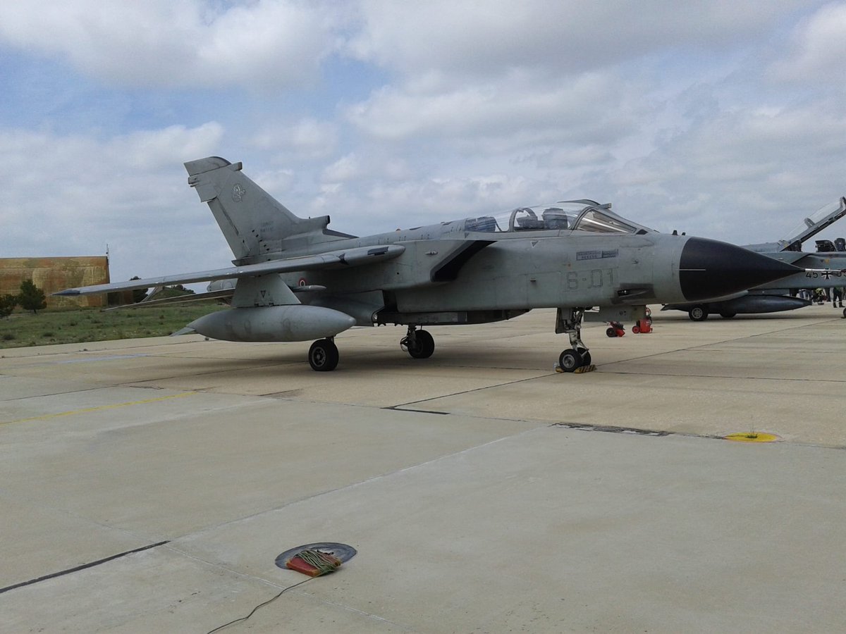 Miragec14F1CE's tweet photo. Aeronautica Militare Italiana #Tornado IDS 6 Stormo #DiavoliRossi en la Base Aérea de Albacete por el 40 aniversario del #TLP Tactical Leadership Program #NATO https://t.co/Z6doiRdAlB