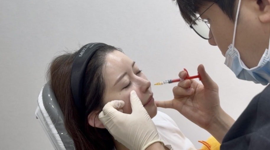 🇰🇷アーティッククリニック🏥🤍レポ

𝕞𝕖𝕟𝕦
◾︎ヒアルロン酸（インディアンバンド&ほうれい線&貴族） 
◾︎デュアルトーニング
◾︎Vレーザー
◾︎LDM
◾︎ボトックス(眉間&額)

プレ花嫁美容最後のクリニック!!
院長にカウンセリングで👨‍⚕️「結婚式に向けてほうれい線ヒアルやってみてもいいかも？完全にはなくならないけど、今よりは綺麗に見えると思います!!」っておすすめされたんよね。
ほうれい線ヒアルは移動したり、すぐ無くなったり…って聞いてたからするつもりはなかったんだけど、、、アーティックはヒアルが上手いって元々聞いてたし、なにやっても解決しないほうれい線がウザすぎて実験って意味も込めてやってみることに✍🏻️💭最悪ヒアルは溶かせるしね！

実際やって先生が言った通り完全にはなくなっていないけど、少し薄くなった気がする！！結婚式って写真いっぱい撮られるから少しでもマシになってよかったァ〜って大満足でした✨

#PR
Neumeさんを通して予約しました💓 
今回特典もつけてもらったのでよければ利用して下さい😊♡♡

🎁 𝐲̆̈子ちゃんYouTube・X特典

1. 水分ソノ or 鎮静クライオ (1つ選択)プレゼント！
2. 100万ウォン以上決済時、アーティックオリジナル【カンナムスタイル水光ブースター】プレゼント！

※ご予約の際または、カウンセリングの際に 【𝐲̆̈子ちゃんのXを見ました】とお伝えください！