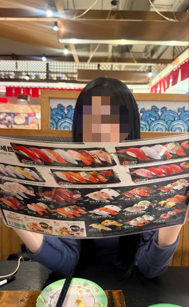 min1v_su's tweet photo. 앞에는 가격표 있고 옆에는 물고기 있어서 밥이 안 넘어간다 ㅇㅈㄹ ㅋㅋㅋ 실수로회색접시잡을까봐한시간동안메뉴판보고초밥가격외우더니나갈때되니까연어알.하면팔천원ㅇㅈㄹ해버리는지경까지일러버림 https://t.co/FodB4h1uFi