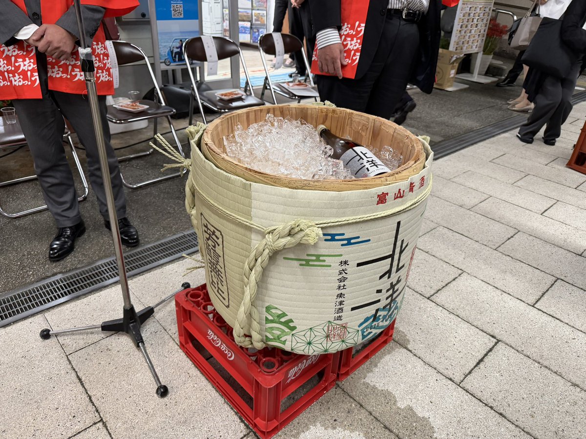 sinkansen1023's tweet photo. 魚津駅で降りたらカニ＆酒の無料振る舞いがあって乗り鉄どころではなくなった🤪
なんだこの最強イベント!!!!!! https://t.co/YYmz3ExW7T