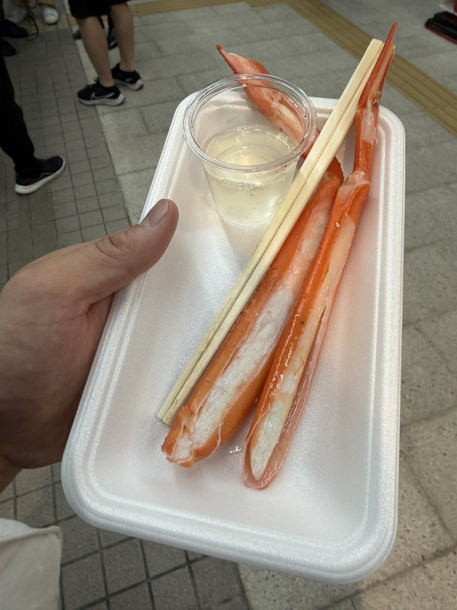 sinkansen1023's tweet photo. 魚津駅で降りたらカニ＆酒の無料振る舞いがあって乗り鉄どころではなくなった🤪
なんだこの最強イベント!!!!!! https://t.co/YYmz3ExW7T