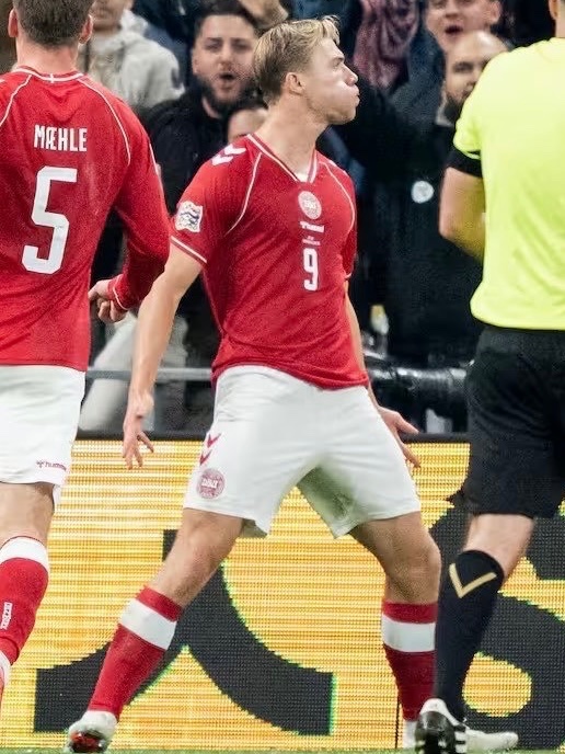 MadridXtra's tweet photo. 🚨 Rasmus Højlund: “SIIIUUU celebration? I did it as a tribute to Cristiano Ronaldo, after everything that happened to him.

I just wanted to honor him. He’s my role model. 

There was no disrespect to the Portugal team.” https://t.co/cpBHagZex5