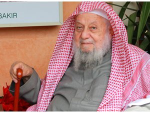 faisalalali1991's tweet photo. [ ٣٣-٢٤٠ ] الشيخ العالم المحدّث الأديب، أبو لطفي محمد بن لطفي الصبّاغ الدمشقي الميداني نزيل الرياض، أستاذ علوم القرآن والحديث بجامعة الملك سعود، وصاحب «التصوير الفني في الحديث النبوي»، جمع صناعة الأثر إلى بيان العربية، وتُوفي بالرياض سنة تسع وثلاثين وأربعمئة وألف.

▪︎ اسمه ونسبه ومولده:
هو أبو لطفي، محمد بن لطفي بن عبد اللطيف بن عمر بن درويش بن عمر بن درويش بن محمد بن عمر بن محمد ياسين الصبّاغ، وُلد في محلة الحقلة من حي الميدان بدمشق في الرابع من رجب سنة ١٣٤٨هـ (٦ كانون الأول ١٩٢٩م) على ما في وثيقة بخط أبيه، بخلاف ما في أوراقه الرسمية، ونشأ في بيت محافظ، وكان أبوه تاجرًا موسرًا له متاجر في دمشق وبيروت وحيفا.

▪︎ طلبه للعلم وشيوخه:
حفظ متونًا منها ألفية ابن مالك ونظم العمريطي والرحبية، وأخذ العلوم الشرعية عن علماء دمشق كالشيخ حسن حبنّكة والشيخ صالح العقاد والشيخ محمد خيرو ياسين والشيخ زين العابدين التونسي والشيخ عبد الوهاب دبس وزيت، ورغب في دراسة الشريعة فلم تكن لها كلية بدمشق يومئذ، فعدل إلى العربية وآدابها، فتخرّج في الجامعة السورية سنة ١٩٥٤م، ثم نال الماجستير من جامعة الإسكندرية سنة ١٩٧٨م برسالة «فن الوصف في مدرسة عَبيد الشعر»، والدكتوراه منها سنة ١٩٨٠م، ومن أخصّ شيوخه:

• الشيخ سليم اللبني: قرأ عليه القرآن كاملًا برواية حفص مرتين مستوفيًا أحكام التجويد.

• الشيخ كريم راجح: شيخ قرّاء الشام، قرأ عليه وكتب له إجازة بالإقراء.

• الشيخ علي الطنطاوي: عرفه تلميذًا صغيرًا، وعدّه أحد «الفرسان الثلاثة» من تلاميذه مع عصام العطار وزهير الشاويش، وقدّم لكتابه «لمحات في علوم القرآن واتجاهات التفسير».

▪︎ عقيدته وثناء أهل العلم عليه:
كان شافعي الفقه سلفي المعتقد، شهد له شيخه الطنطاوي بأنه «سليم العقيدة، سلفيّ المشرب»، وكانت له صلة وثيقة بالشيخ ابن باز، وأثنى عليه الشيخ عبد الرحمن الباني بالعلم والعمل والتقى، وبجمعه بين علوم الدين وعلوم العصر في الذبّ عن الشريعة.

▪︎ مصنفاته:
زادت آثاره على أربعين كتابًا بين تأليف وتحقيق، ودرّس في الجامعة أربعًا وثلاثين سنة علوم الحديث وعلوم القرآن، ومن أبرزها:

«التصوير الفني في الحديث النبوي»: رسالته للدكتوراه، ويُعدّ بها أول من أخرج رسالة دكتوراه في بلاغة الحديث النبوي.

«الحديث النبوي: مصطلحه، بلاغته، كتبه»: مدخل جامع لعلوم الحديث، صدر عن المكتب الإسلامي، وطُبع ست طبعات.

«لمحات في علوم القرآن واتجاهات التفسير»: في علوم القرآن ومناهج المفسرين، بتقديم شيخه الطنطاوي.

«تهذيب تفسير الجلالين»: نقّى فيه التفسير مما أُخذ عليه، وصدر في مجلد كبير بهامش المصحف عن المكتب الإسلامي آخر سنة ١٤٢٧هـ.

«تاريخ القُصّاص وأثرهم في الحديث النبوي ورأي العلماء فيهم»: في كشف أثر القصاص في رواج الموضوعات، صدر عن المكتب الإسلامي سنة ١٤٠٤هـ.

«أحاديث القصاص» لابن تيمية: بتحقيقه، وهو من صميم عنايته بنقد المرويات.

▪︎ محنته وصبره:
حُرم من العودة إلى بلده سورية منذ سنة ١٩٦٤م، وكان يذكر ذلك متألمًا مقرونًا بحال رفيقه عصام العطار، وبقي بعيدًا عن دمشق إلى وفاته، ولم تُفصّل المصادر المتاحة ما وراء ذلك من محنته.

▪︎ وفاته:
تُوفي فجر الجمعة السابع من صفر سنة ١٤٣٩هـ (٢٧ تشرين الأول ٢٠١٧م) في أحد مستشفيات الرياض، وأعلنت صحيفة «سبق» يوم وفاته أن الصلاة عليه عصر السبت بجامع الراجحي والدفن بمقبرة النسيم، رحمه الله رحمة واسعة.

#علماء_الشام_السلفيون 

جمع وإعداد: فيصل العلي غفر الله له
