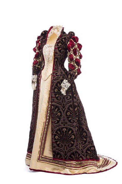 MadameGilflurt's tweet photo. The #frockingfabulous #HouseofWorth did fancy dress with this 1893 Tudor costume is an absolute winner! #Fashionhistory via Museo del Traje. https://t.co/TAjiiahBUi