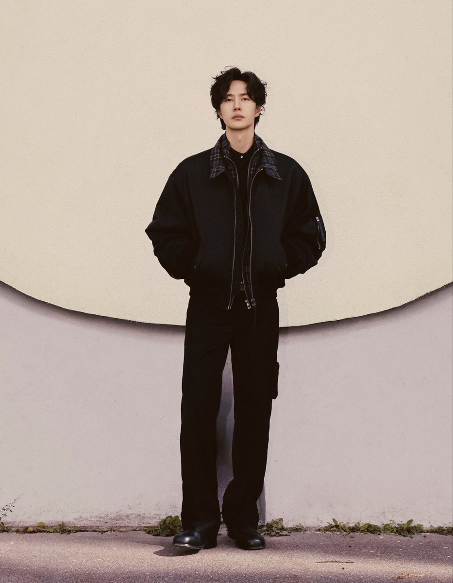 winters__rain's tweet photo. ชอบเวลาอี้ป๋อถ่ายแบบมาก เป็นคนหุ่นดีที่ใส่เสื้อผ้าแล้วออกมาดูดีทุกชุด ไหล่กว้าง ขายาว บวกท่าโพสสับๆ แล้วยิ่งเริ่ด ไม้แขวนทองคำจริงๆ 

WANG YIBO AT LOEWESS27
#WangYiboPFWSS27xLoewe https://t.co/ZEQ24oGaHV