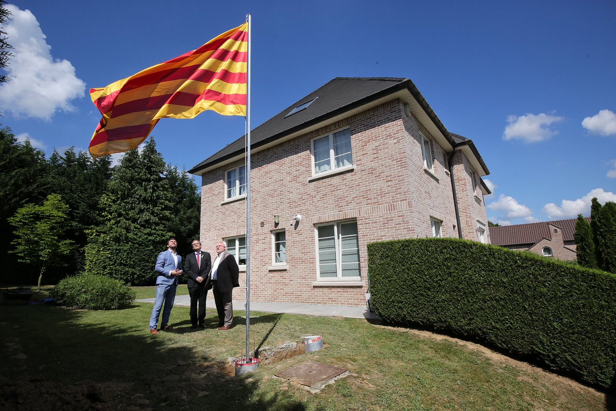 anaalonsogonza1's tweet photo. El ático de lujo de Ayuso.
La mansión de Puigdemont de Waterloo.
El chalet de Feijoo en El Viso.

Tú, sin poder pagar un alquiler mientras estos parásitos duermen como reyes.

#decretoMaricarmenYA https://t.co/wOhVlnLjlA