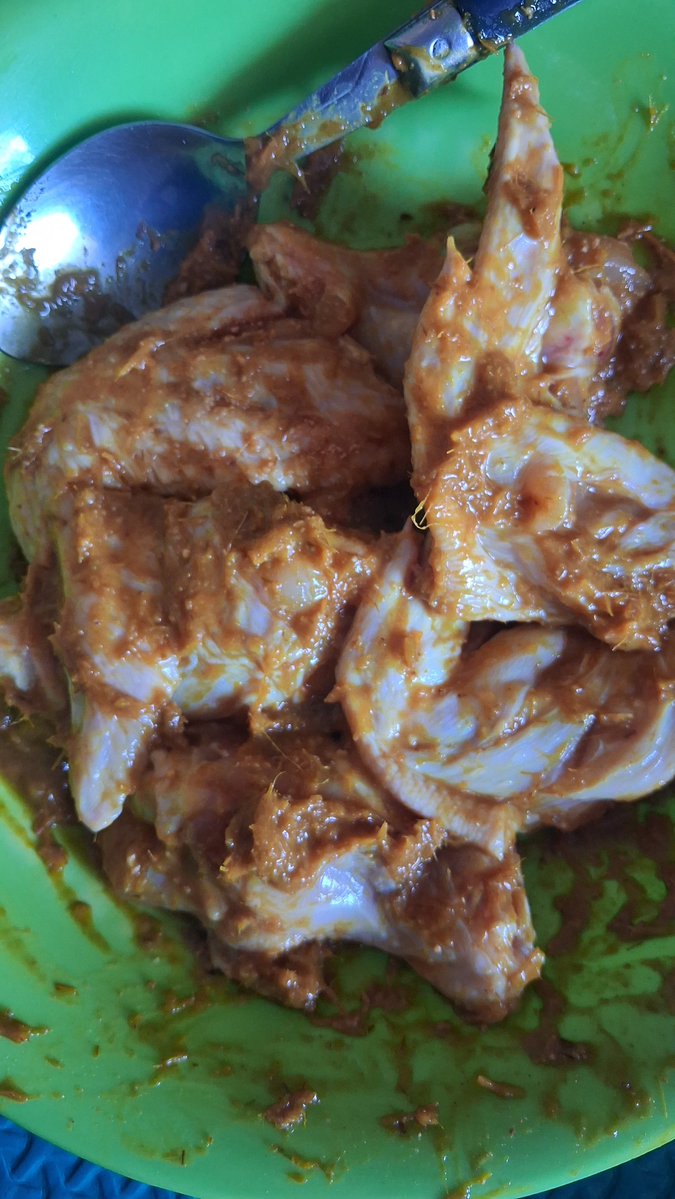 jonwonul's tweet photo. abis masak ayam ungkep (pake panci listrik baru 🤭) besok tinggal digoreng 😋 https://t.co/stuFwBJTmp