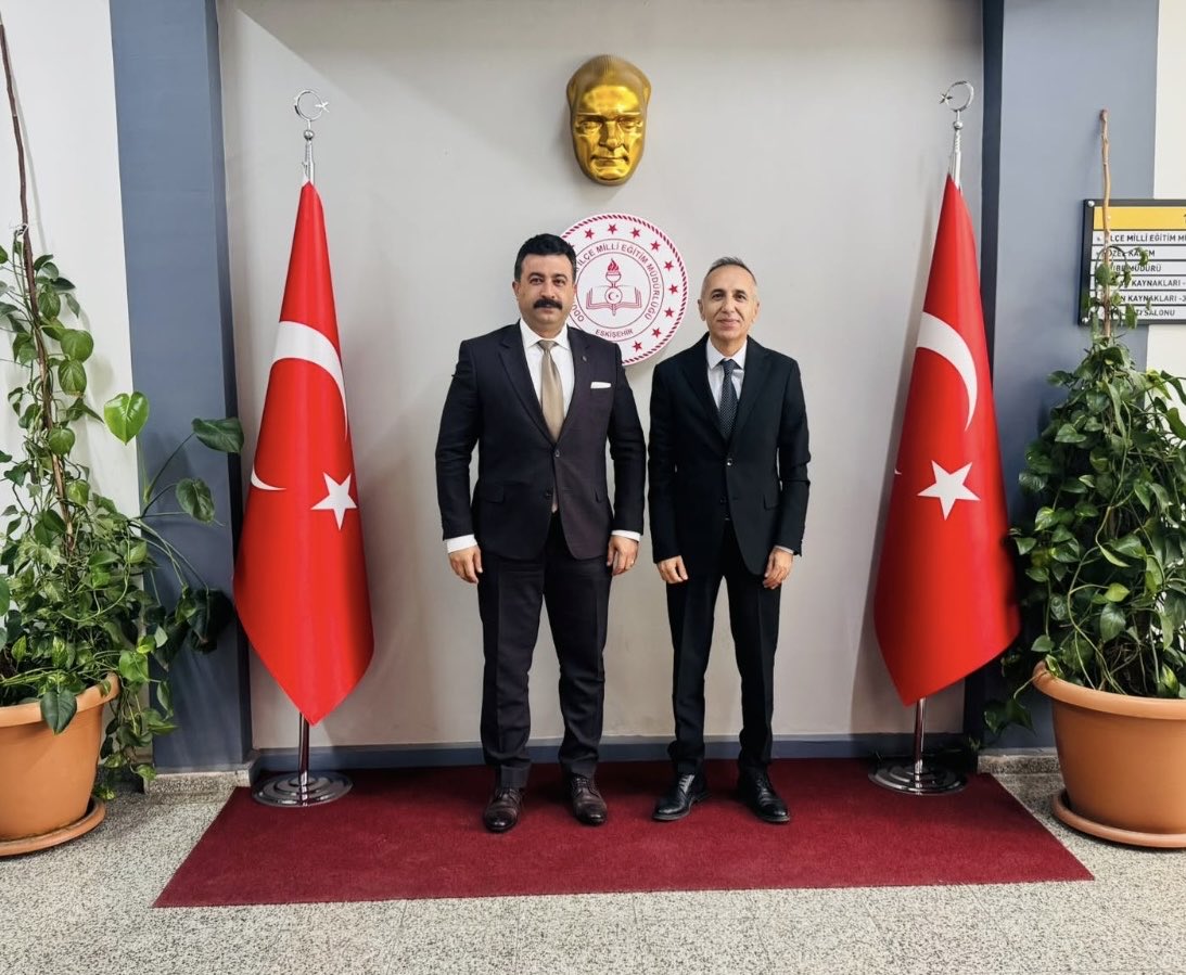 odunpazarimem's tweet photo. Odunpazarı İlçe Emniyet Müdürü Sayın Ayhan Sivri, İlçe Milli Eğitim Müdürü’müz Barış Hancı’yı ziyaret ederek hayırlı olsun dileklerini ilettiler. @Baris_hanci https://t.co/suYIkYHx1W