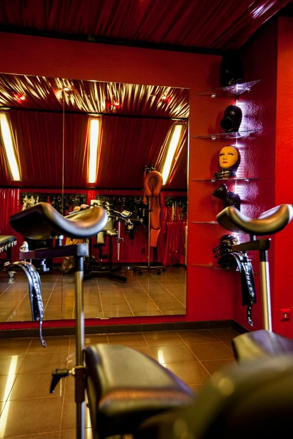 KinkyRevol14530's tweet photo. Spot on! Euer Spiel euer Drehbuch! Lasst eure Fantasien Wirklichkeit werden! #bdsm #mask #kinky #fantasy #roleplay #playagame #playroom #duesseldorf #rentaroom https://t.co/bZHq9qbenV