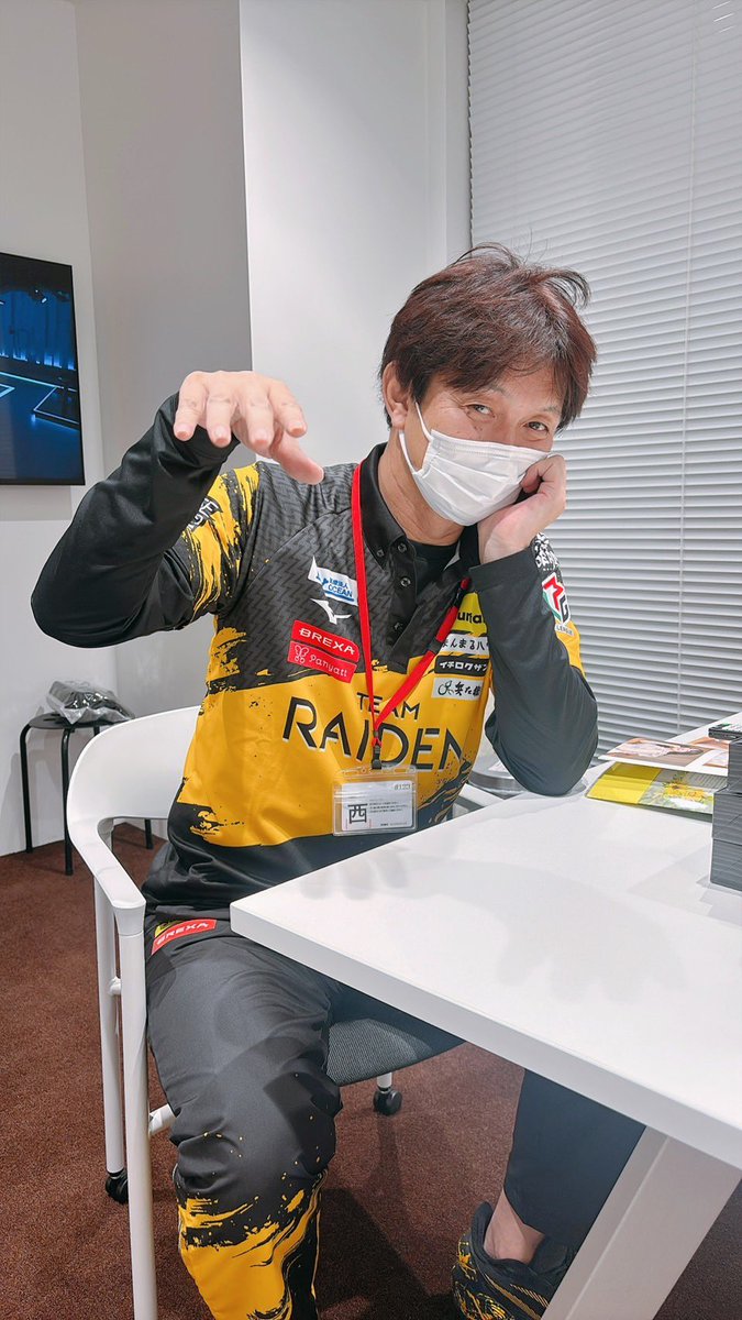 setokumanaoki's tweet photo. 先生の新刊発売となりました！
僕がどのカットを真似したか探してみてください笑。
＃牌想い笑み咲きほこれ華ふぶき
＃黒沢咲 https://t.co/fVmuf59vU5