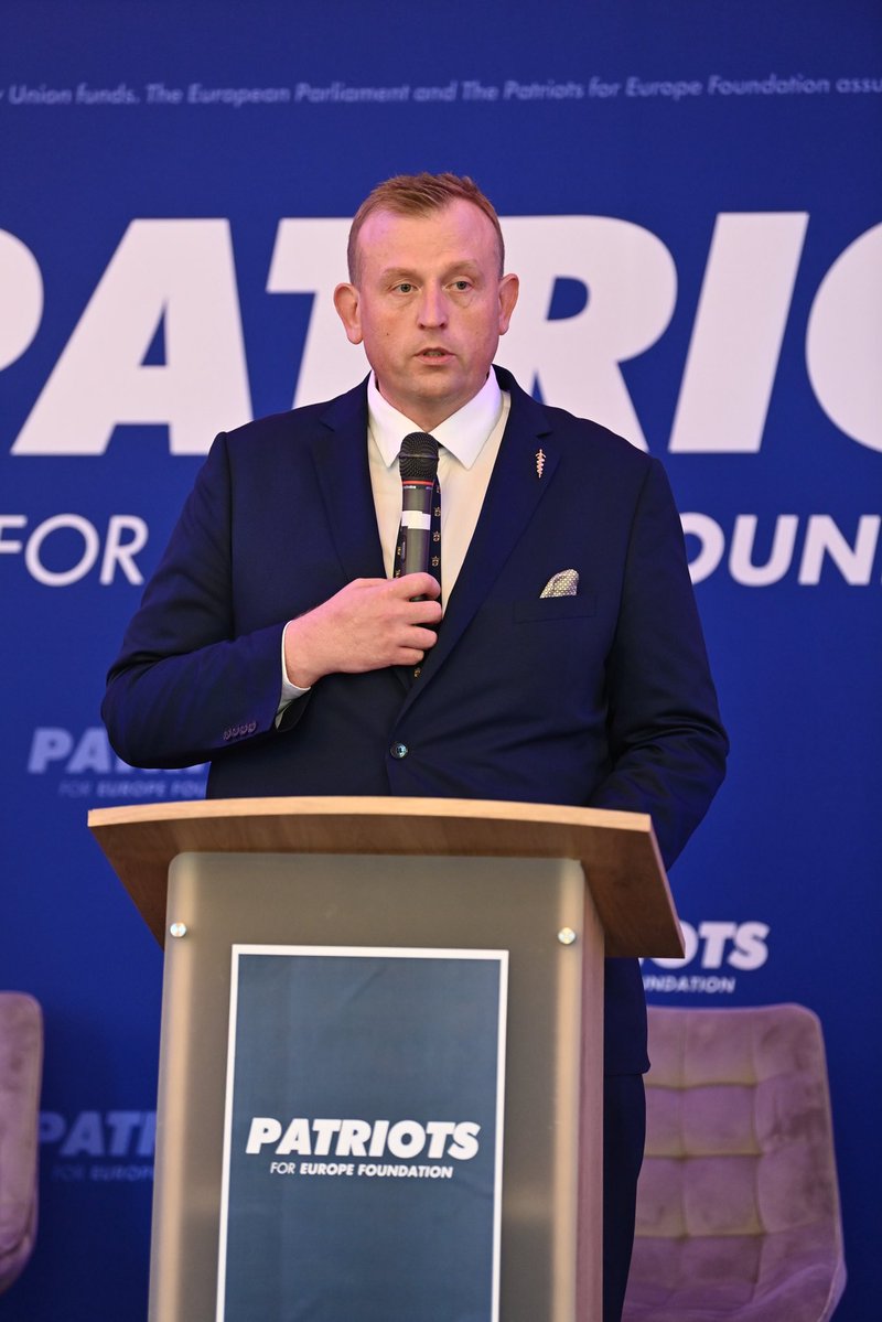 buczek_tomasz's tweet photo. Właśnie wraz z marszałkiem Krzysztofem Bosakiem oraz członkiem zarządu Fundacji Patriots for Europe Emmanouil Koulas oficjalnie otworzyliśmy konferencję Naturalne Skarby Europy!

Odzyskanie suwerenności państw członkowskich vs centralizacja UE
Będziemy rozmawiać o: gospodarce leśnej i łowiectwie
zasobach naturalnych i transformacji energetycznej
rolnictwie w obliczu unijnej polityki klimatycznej
równowadze między ekologią a gospodarką

Czas bronić naszych skarbów i suwerenności.