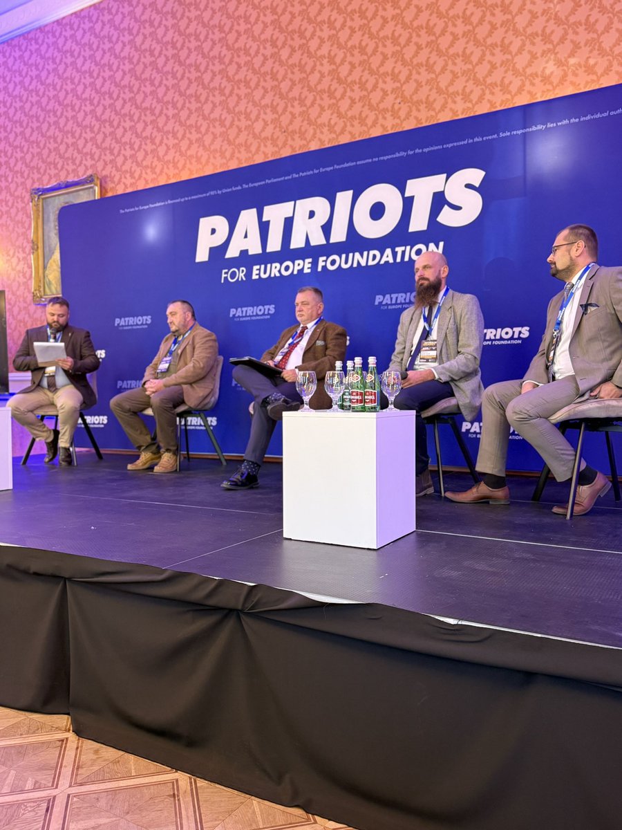 buczek_tomasz's tweet photo. Właśnie wraz z marszałkiem Krzysztofem Bosakiem oraz członkiem zarządu Fundacji Patriots for Europe Emmanouil Koulas oficjalnie otworzyliśmy konferencję Naturalne Skarby Europy!

Odzyskanie suwerenności państw członkowskich vs centralizacja UE
Będziemy rozmawiać o: gospodarce leśnej i łowiectwie
zasobach naturalnych i transformacji energetycznej
rolnictwie w obliczu unijnej polityki klimatycznej
równowadze między ekologią a gospodarką

Czas bronić naszych skarbów i suwerenności.