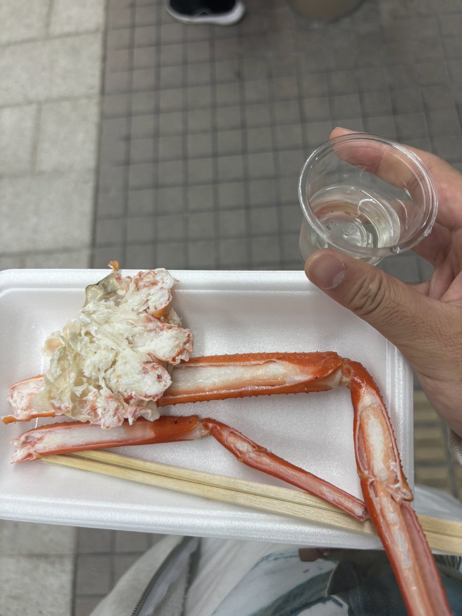 soba_2753's tweet photo. 駅着いたら無料で日本酒とカニ渡されて
富山怖い https://t.co/8vpQp11Fmq