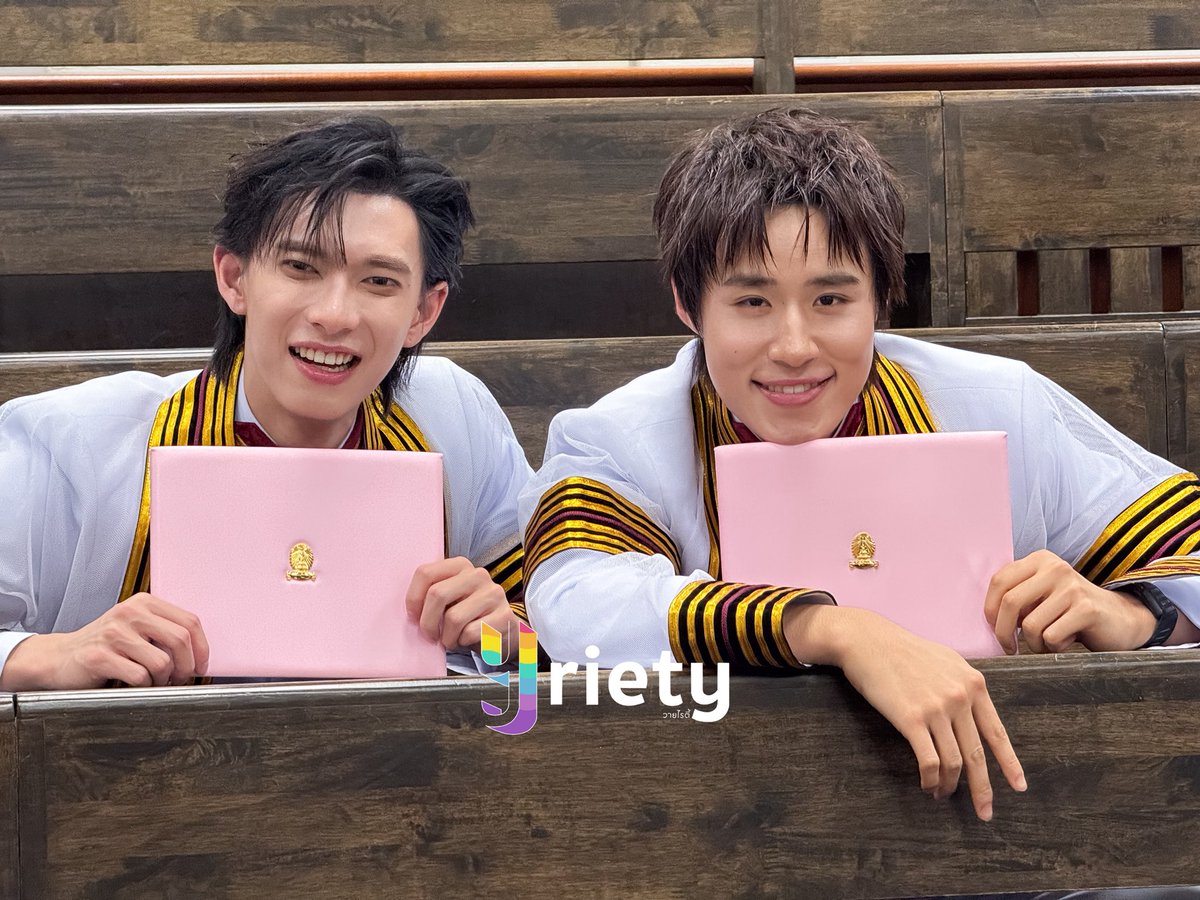Yriety's tweet photo. คอมโบความหล่อบ้อกแบ้ก(🐶)แบบแพ็���คู่ของสองหนุ่มบัณฑิตป้ายแดง 🎓⚙️

POOH GRADUATION CELEBRATION
CELEBRATING NUTDAN
#PoohGraduationDay #ppoohkt 
#GraduateNutdan #nnutdan 
#Yriety https://t.co/47dQpCpJjM