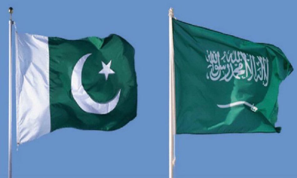 SaudiNews50's tweet photo. باكستان:

نعلن تضامننا الكامل مع السعودية، ونرفض استهداف منشأة مدنية تخدم المسجد النبوي الشريف.

- https://t.co/fAfxB7L130