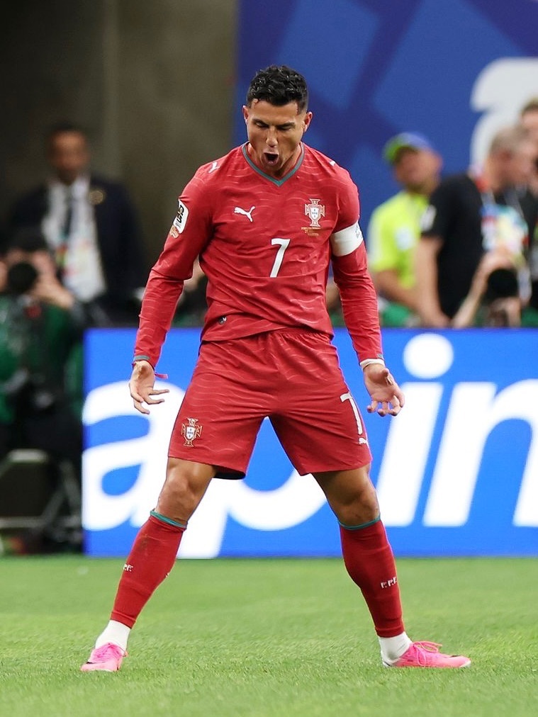 MadridXtra's tweet photo. 🚨 Rasmus Højlund: “SIIIUUU celebration? I did it as a tribute to Cristiano Ronaldo, after everything that happened to him.

I just wanted to honor him. He’s my role model. 

There was no disrespect to the Portugal team.” https://t.co/cpBHagZex5