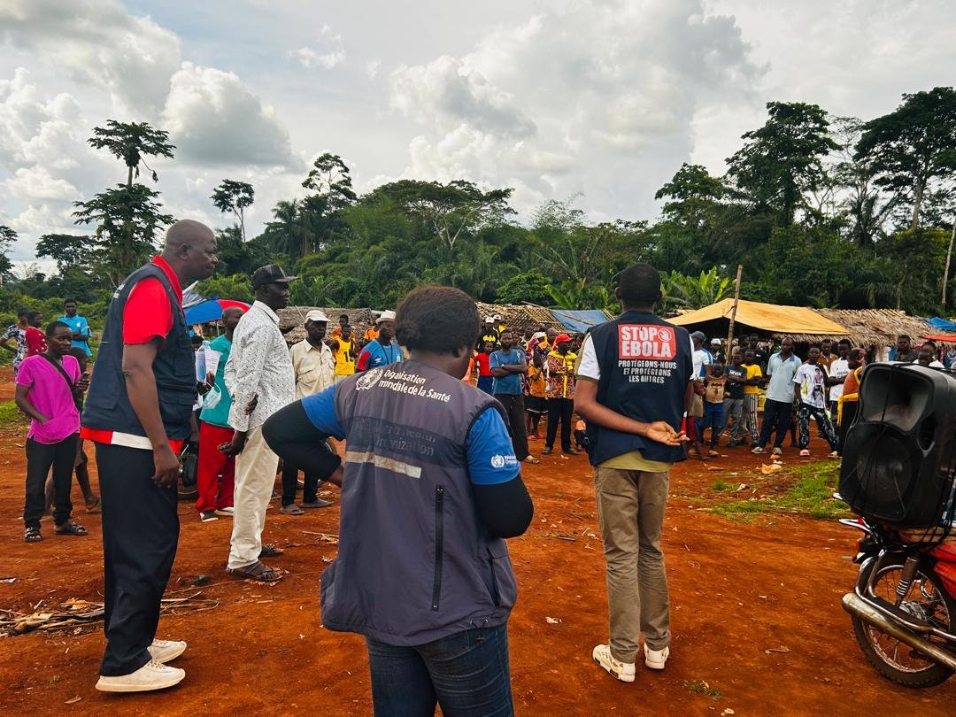 OMSRDCONGO's tweet photo. @mvankerkhove @Chikwe_I @anne_anciiaWHO @OMS_Afrique @WHOAFRO @betordc @julienmh @julienpalukucom @africaupdates @WHO En intensifiant cette communication sur les risques, tout en soutenant une coordination renforcée de la réponse, nos équipes permettent à la zone de santé de #Viadana d'être mieux outillée à un suivi plus efficace des contacts. Une activité qui réduit la résistance communautaire. https://t.co/zbIFueeEUe