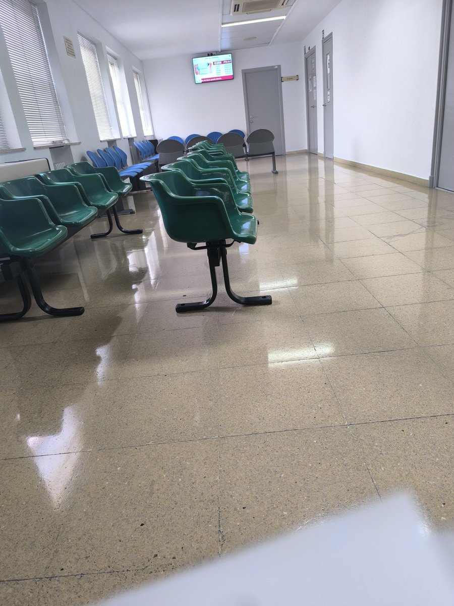 BarDePueblo1's tweet photo. 8 meses esperando para una radiografía porque se supone que está todo hasta arriba.
Y aquí estamos,me he sentado donde he podido. https://t.co/XPwvdZ8PoR