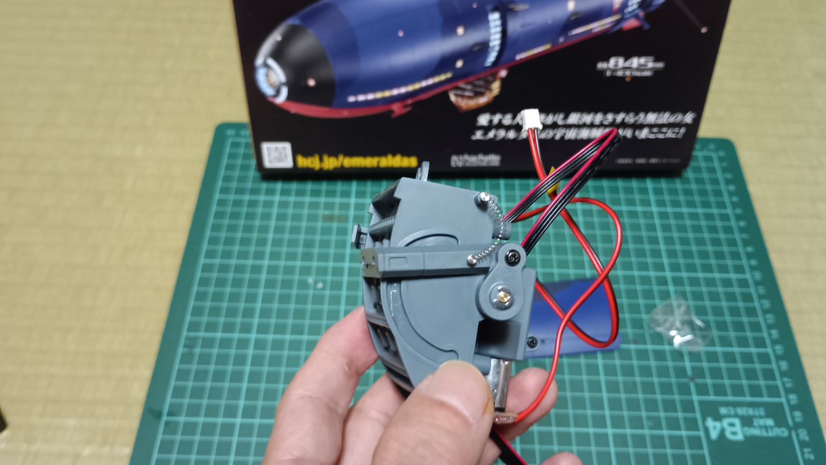 crystal719bon's tweet photo. クイーン・エメラルダス号の161号の組み立てです。今回は軸を通して開閉ギミックの部品を取り付けます。外側の外装もあったけどまだ取り付けはしません。まだ先は長そう・・・次回は来週です。#クイーン・エメラルダス号 https://t.co/Iu2q26rG4K