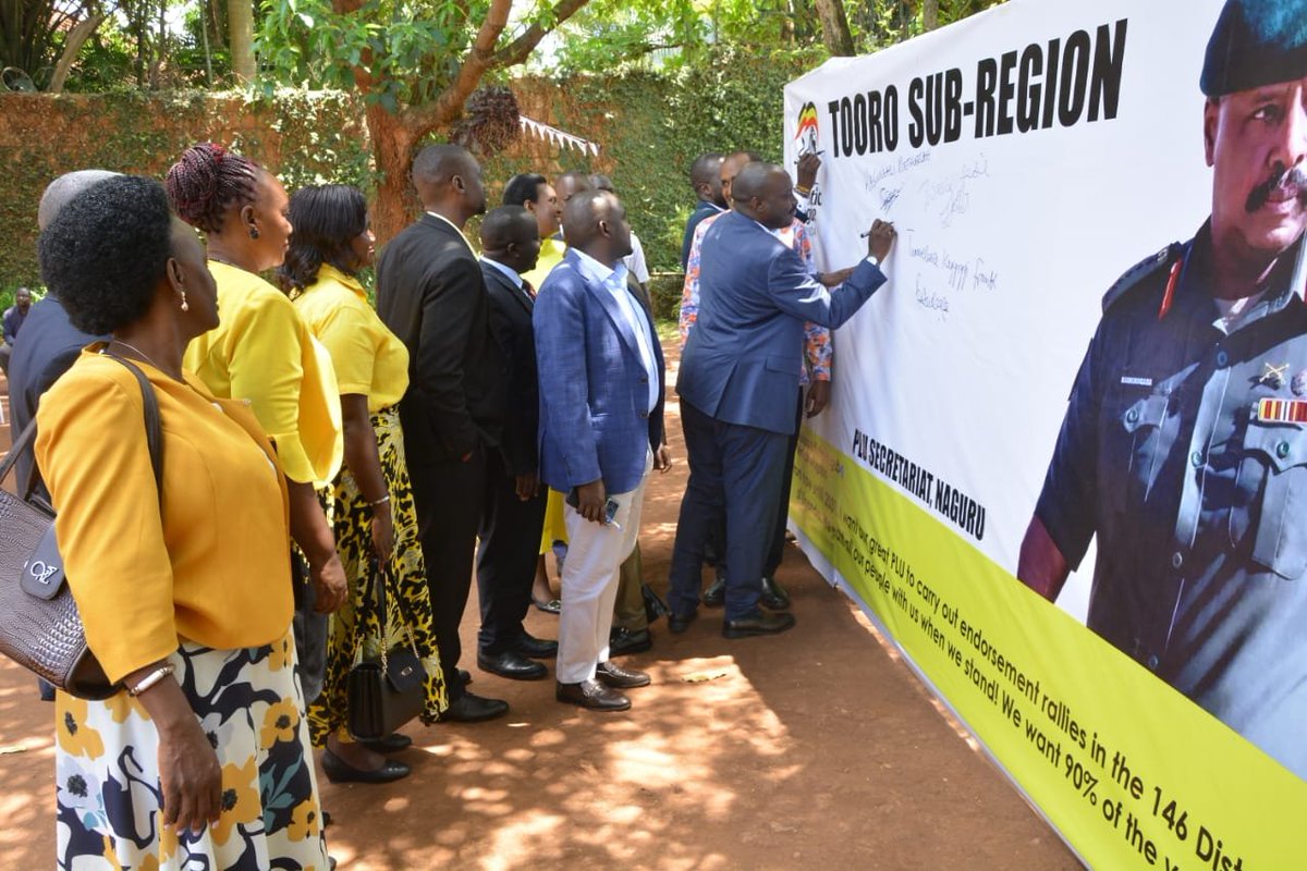 HenryBasaliza1's tweet photo. Today we warmly received Members of Parliament from Tooro Sub region, led by Hon @FrankTumwebazek, who paid a courtesy visit to the PLU Secretariat to formally endorse our generational leader Gen @mkainerugaba Museveni.

As the PLU Coordinator for Tooro Sub region, I sincerely thank all our leaders for their solidarity, support and confidence in our Chairman. Your commitment and unity are greatly appreciated.

Mwebale muno abarungi.
2031 and beyond.
