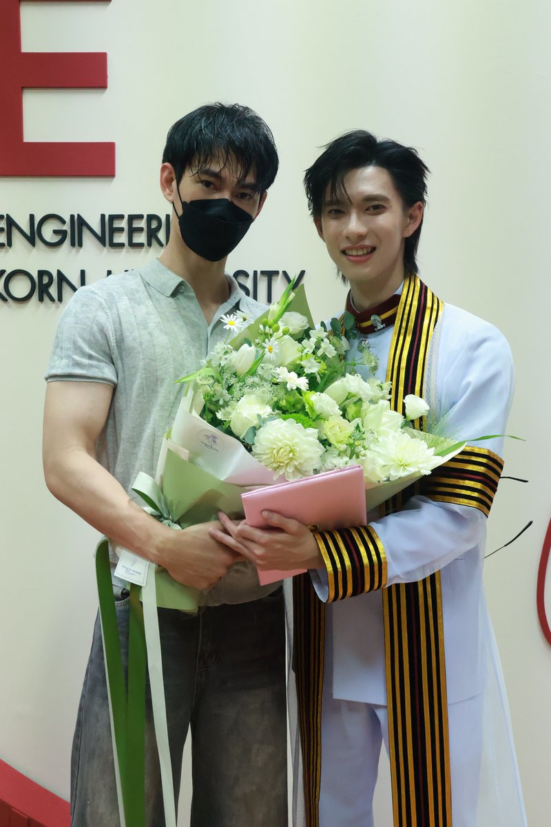 Ting_ThinkThing's tweet photo. เปียกฝนแค่ไหน แต่ดอกไม้ต้องถึงมือ! พาเวล นเรศ ฝ่าฝนมาร่วมยินดีกับบัณฑิตป้ายแดง พูห์ กฤติน

#PoohGraduationDay 
#PoohPavel #พูห์พาเวล 
#ppoohkt #pavelphoom https://t.co/sEKadMsOwS