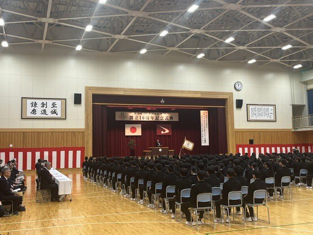 0623_top's tweet photo. 秋田県立大館桂桜高等学校 創立10周年記念式典・記念講演会に出席しました。

平成28年4月、大館桂高校・大館工業高校・大館高校全日制課程の3校が統合して誕生した大館桂桜高校。
この10年間で2,100名を超える卒業生を送り出し、地域を支える多くの人材を育んできました。 

記念講演会には、元プロ野球選手の斎藤佑樹さんが登壇。

テーマは、「リフレーミングとキャリアの選択」。

甲子園優勝、早稲田大学、プロ野球での経験だけでなく、怪我やリハビリ、引退、そして起業や野球場づくりへの挑戦まで、ご自身の経験を率直にお話しいただきました。

特に印象に残ったのは、失敗や苦しい経験も、捉え方を変えることで次へ進む力にできるというメッセージ。

そして、リハビリ中に自分自身へ課したという、「明るく、笑顔で挨拶する」こと。

小さな行動から周囲の空気が変わり、それが自分自身の人生にもつながっていったというお話は、生徒の皆さんにとっても大きな学びになったと思います。

失敗や苦しい経験も重ねることで、人としての厚みにつながっていく。
これからさまざまなことに挑戦していく高校生の皆さんへ、力強いエールを届けていただきました。

10周年は、これまでの歩みを振り返る節目であると同時に、次の10年への新たなスタート。

大館桂桜高校が、これからも地域とともに歩み、生徒一人ひとりの挑戦と夢を後押しする学び舎として、さらに発展していくことを願っています。

創立10周年、誠におめでとうございます！
