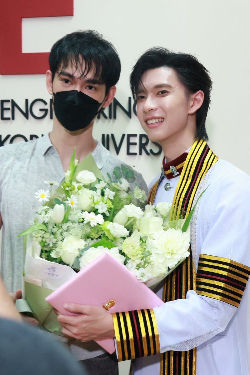 Ting_ThinkThing's tweet photo. เปียกฝนแค่ไหน แต่ดอกไม้ต้องถึงมือ! พาเวล นเรศ ฝ่าฝนมาร่วมยินดีกับบัณฑิตป้ายแดง พูห์ กฤติน

#PoohGraduationDay 
#PoohPavel #พูห์พาเวล 
#ppoohkt #pavelphoom https://t.co/sEKadMsOwS