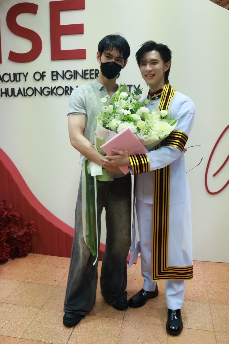 Ting_ThinkThing's tweet photo. เปียกฝนแค่ไหน แต่ดอกไม้ต้องถึงมือ! พาเวล นเรศ ฝ่าฝนมาร่วมยินดีกับบัณฑิตป้ายแดง พูห์ กฤติน

#PoohGraduationDay 
#PoohPavel #พูห์พาเวล 
#ppoohkt #pavelphoom https://t.co/sEKadMsOwS