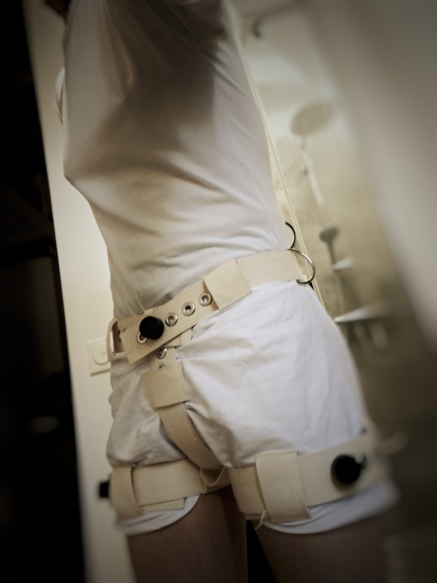 lorka_258936776's tweet photo. Night time outfit from @ShopStrait. That way @MaitressLucie is sure that her slave won't need to leave its cage, and won't try to remove its diaper. It will be wet in the morning. #slave #slavelife #Ms #Ds #BDSM #DL #diaperlover #diaper #diaperslave #segufix #medical #medicalplay https://t.co/9l3eTPATkI
