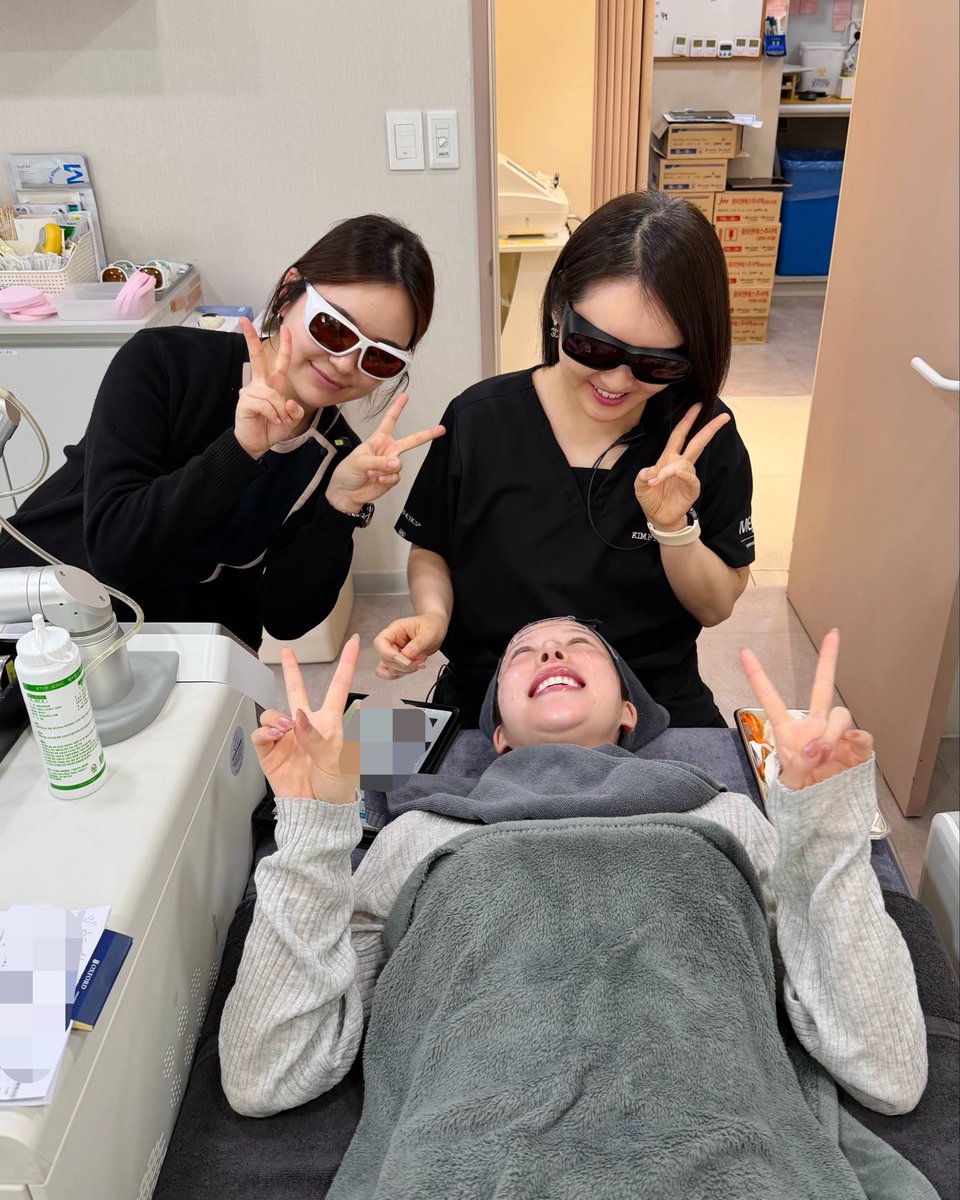 私がいっちばん信頼してて、一番長く通ってる老舗ウェルネスクリニック🇰🇷🏥💖

ここでエクセルV受けるとシミ消えるし、ニキビ跡の赤みも薄くなるからずーっとリピしてる。

他で受けてた時は効果❓❓だったのに、ここは1回でも効果感じるし丁寧さも全然違うから結局ここに来てしまう😂

この前ひっさしぶりにキム代表先生に会えて、施術までしてもらえて大感激😭💖
先生SNSで見るよりもっと可愛いし、肌も20代の私より余裕で綺麗😂✨

代表が施術に一切妥協ない人だからクリニック全体のレベルも高いんだろうな〜って毎回思う🥺

@thewellnessjpn 진짜 항상 고마워요!! 🥹🩷